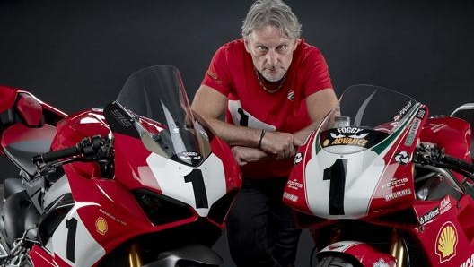 “King” Carl Fogarty assieme alla Panigale V4 25° Anniversario e alla sua 916