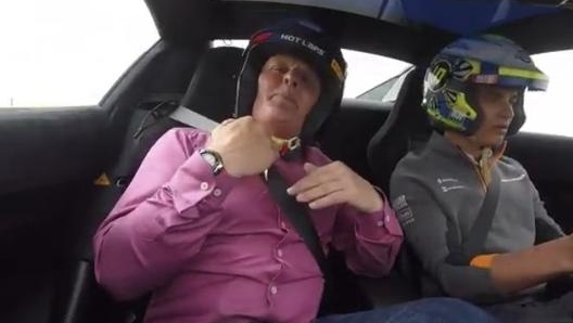 Lando Norris alla guida della McLaren 720S, con Johnny Herbert