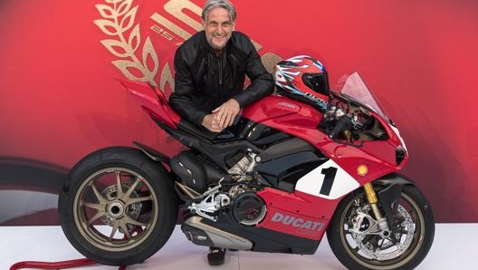 Carl Fogarty con la Panigale V4 25°