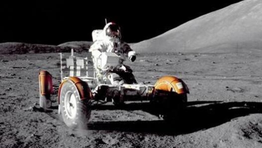 Il comandante di Apollo 17 Eugene A. Cernan sul rover nelle prime fasi della missione