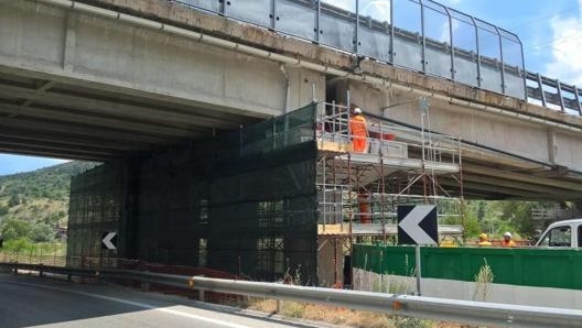 Lavori di messa in sicurezza di un viadotto in Abruzzo. Ansa