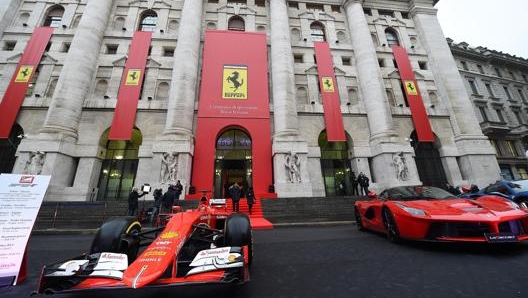 Le Ferrari a Piazza Affari nel giorno del debutto della rossa in Borsa nel 2016. Ansa