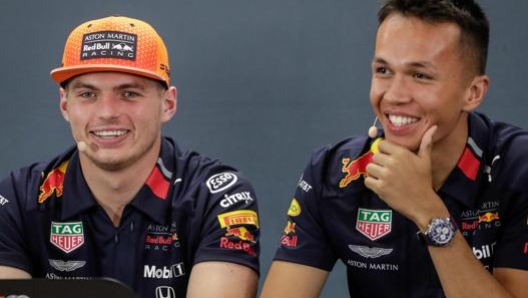 Max Verstappen e Alexander Albon. Epa