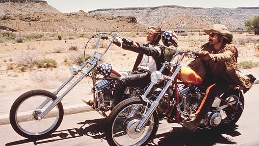 In primo piano Dennis Hopper, dietro Peter Fonda