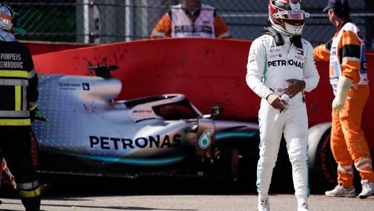 Lewis Hamilton dopo l botto nelle Libere3. Afp