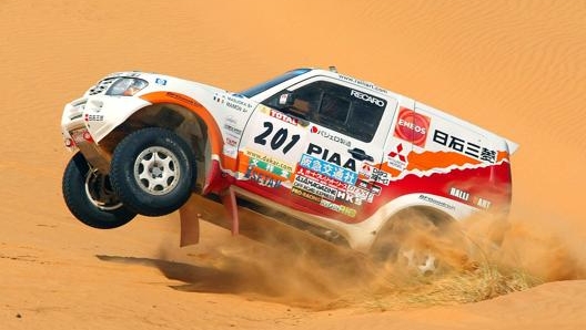 Il Pajero di Masuoka e Maimon alla Parigi-Dakar del 2001. Epa