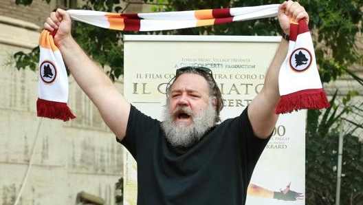 Russell Crowe, 55 anni, in versione tifoso della Roma. Lapresse