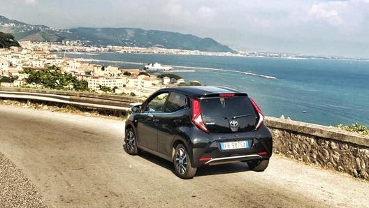 La Toyota Ayo sulle curve della costiera amalfitana