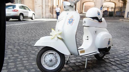 La Vespa 50R che lo scorso anno è stata regala a papa Francesco. Epa