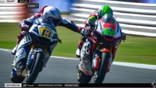 La scorrettezza di Romano Fenati ai danni di Stefano Manzi un anno fa.