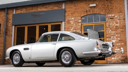 La Aston Martin DB5 di 007 con gli accessori dell’agente segreto