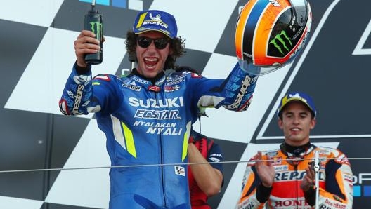 Rins festeggia la vittoria sotto gli occhi di Marquez. Epa