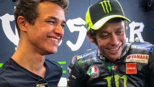 Lando Norris con Valentino Rossi a Silverstone