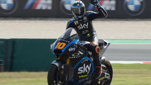 Luca Marini esulta dopo il primo tempo nelle seconde libere di Aragon. Getty Images