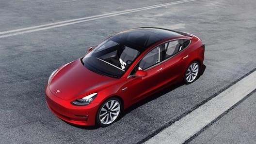 Una Tesla Model 3 rossa: quella che Schwarzenegger darà a Greta Thunberg