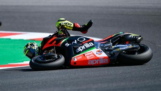 La caduta di Andrea Iannone a Misano durante le prove libere. Ansa