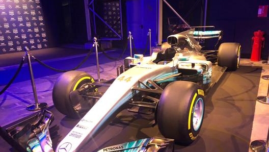 La monoposto di Hamilton all'ingresso dello Spazio Antologico