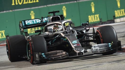 La Mercedes di Hamilton in azione a Singapore. Afp