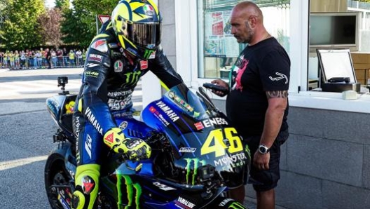 Valentino Rossi arriva al circuito in M1