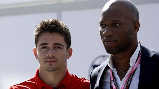 Didier Drogba insieme a Charles Leclerc. AP