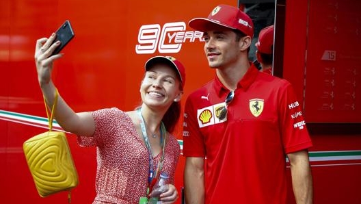 Per Charles Leclerc selfie con una tifosa a Singapore. Epa