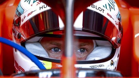 Sebastian Vettel concentrato nell’abitacolo della sua Ferrari. Epa