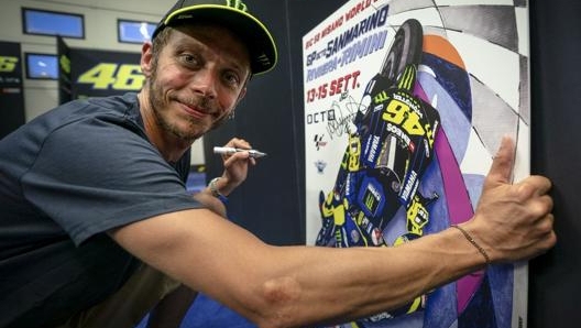 Valentino Rossi firma il poster del GP di San Marino.