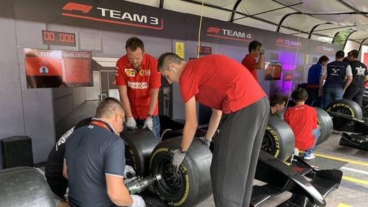 Un finto cambio gomme provato dai tifosi della Ferrari