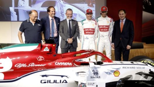 Kimi Raikkonen, 39 anni, e Antonio Giovinazzi, 25, ad Arese con la C38 in versione tricolore. LaPresse