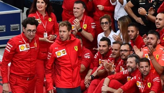 Mattia Binotto con Sebastian Vettel alla foto per la vittoria di Monza. Afp