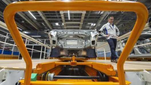 La linea di produzione della Volkswagen ID.3 a Zwickau in Germania. Ap