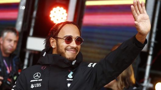 Lewis Hamilton durante la sessione di autografi a Sochi. Ap