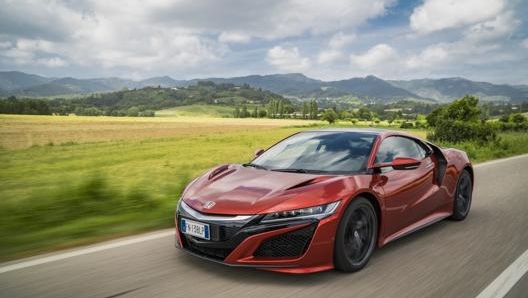 Honda NSX vs Nissan GT-R: la prova in pista al Mugello