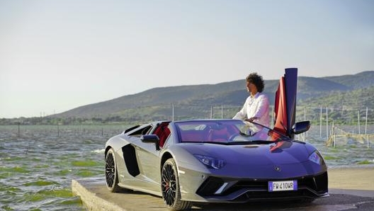 La Lamborghini con vista laguna di Orbetello. Foto Luca Bracali