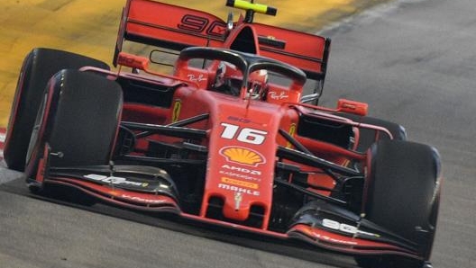 Charles Leclerc in azione nelle terze libere a Singapore. Afp