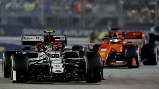 Antonio Giovinazzi davanti a Sebastian Vettel durante il GP di Singapore. Getty