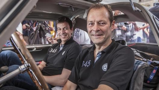 A sinistra Aldo Costa con Toto Wolff alla Mille Miglia del 2017