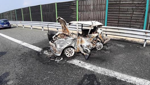 I resti della Mini Copper incendiata, a sinistra l’altra Mini su cui viaggiava la moglie di Pennacchio. Ansa