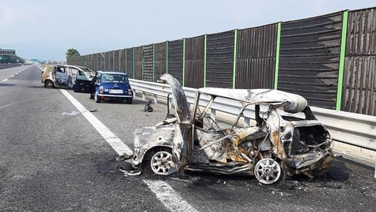 I resti della Mini Copper incendiata, a sinistra l’altra Mini su cui viaggiava la moglie di Pennacchio e la Toyota che ha tamponato. Ansa