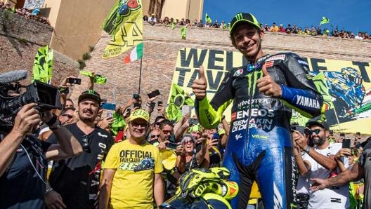 Valentino Rossi in giro per Tavullia con la sua M1