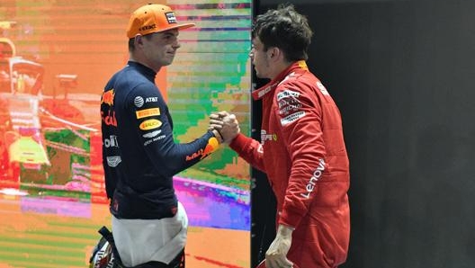 Verstappen dà il cinque a Leclerc. Afp