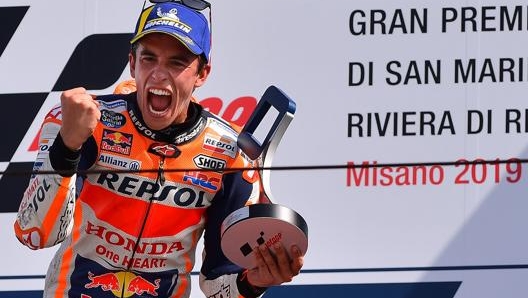 La carica di Marc Marquez dopo la vittoria a Misano. Afp