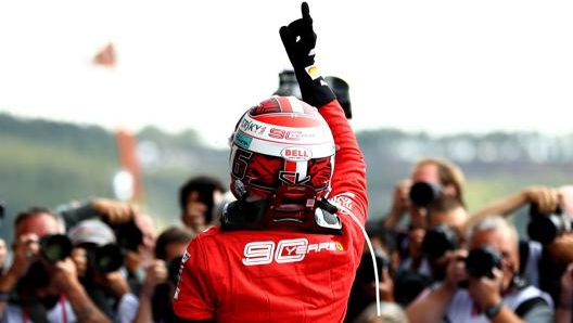 Charles Leclerc alza il dito al cielo al termine del Gp. Getty