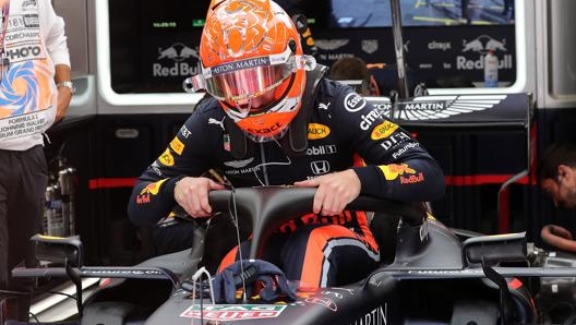 Max Verstappen si cala nell’abitacolo della Red Bull. Lapresse