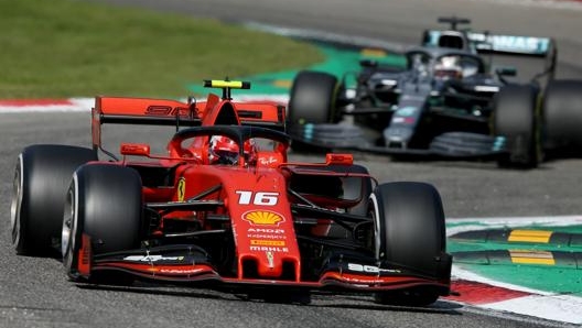 Charles Leclerc si difende da Lewis Hamilton nel GP d’Italia. Getty