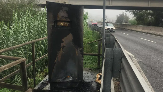 L'autovelox incendiato (foto Franco Silvi)