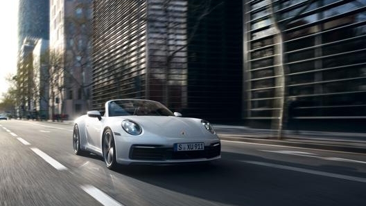 Porsche 911 Carrera 4, motore 3.0 litri boxer da 385 Cv