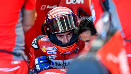 Andrea Dovizioso ai box Ducati. Ansa