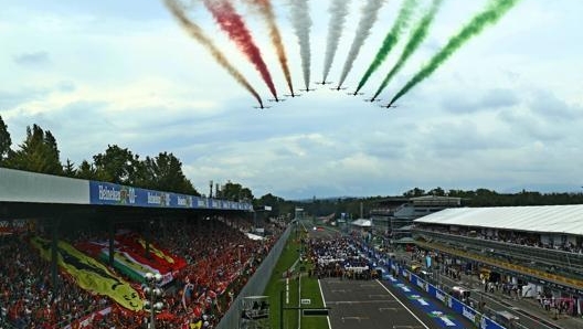 La parata delle Frecce Tricolori sul rettilineo di Monza