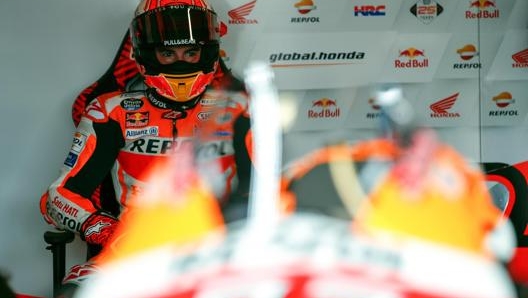 Marc Marquez nel box Honda. Epa